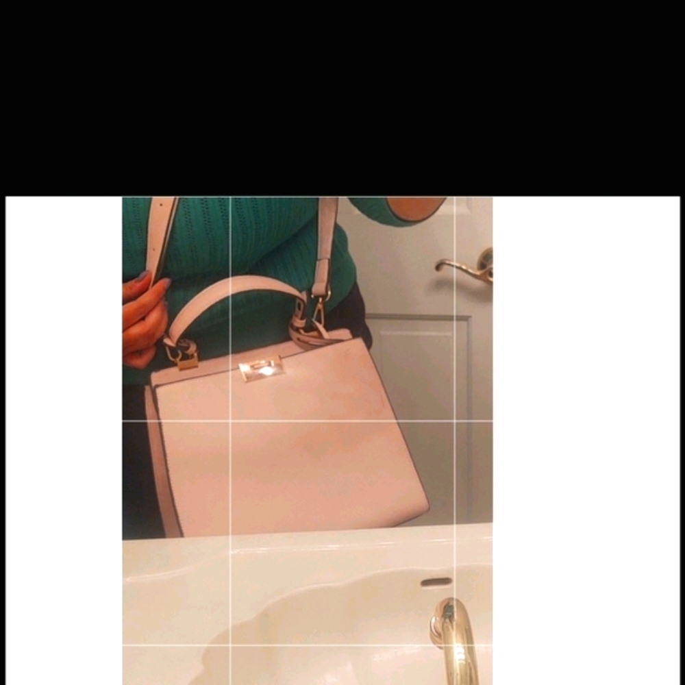 Light pink purse with handle and crossbody!
